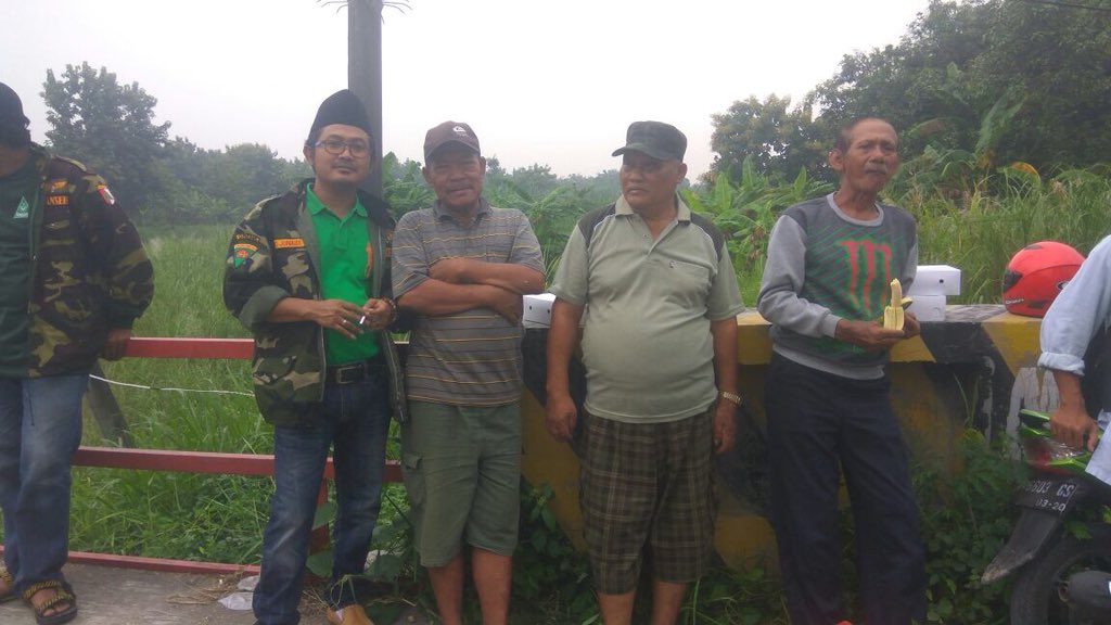 agusjunaid's tweet photo. bukan sekedar bersama, kami hadir sbg makhluq sosial berbagi &amp; tolong menolong antar sesama, jgn lg ada banjir d kali lamong, bahwa ada hak warga yg hrs d penuhi oleh pemerintah bupati gub jg presiden #AnsorPeduliBanjirGresik https://t.co/CwkG1XcRZ0