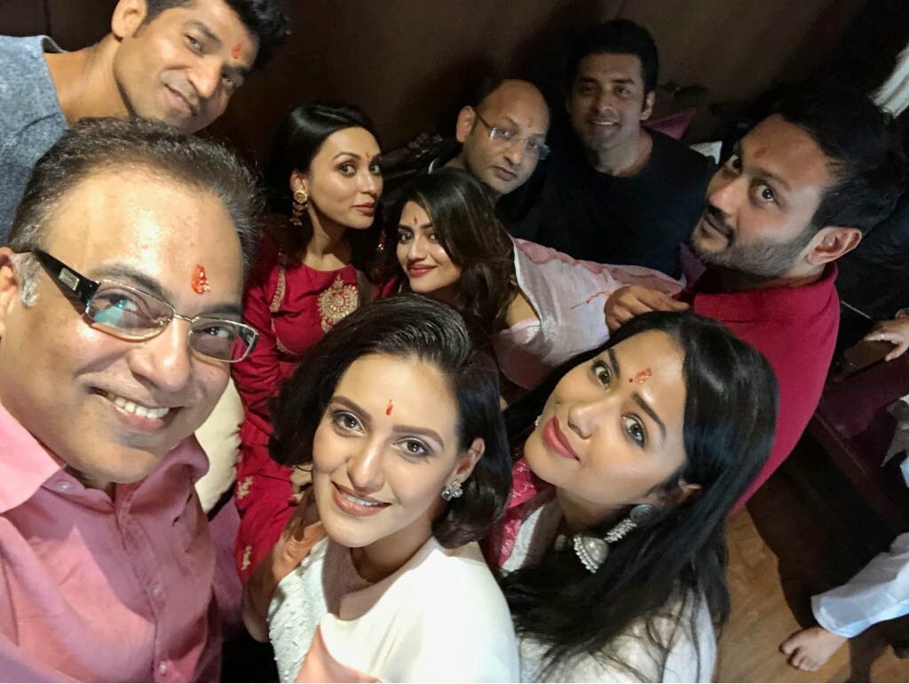 PriyankaSarkarB's tweet photo. Moments from the muhurat of #CrissCross at SVF today.. cheers to a new beginning 🎬
@mimichakraborty @nusratchirps @silarindam @BirsaDasgupta @shrikantmohta @sohinisarkar01 @AnkushLoveUAll @babbachi @SVFsocial https://t.co/uOwEmxCEHa