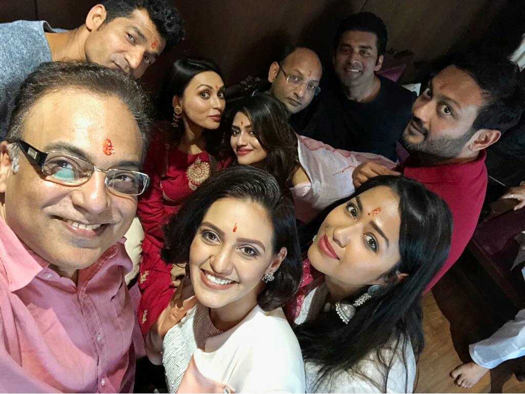 PriyankaSarkarB's tweet photo. Moments from the muhurat of #CrissCross at SVF today.. cheers to a new beginning 🎬
@mimichakraborty @nusratchirps @silarindam @BirsaDasgupta @shrikantmohta @sohinisarkar01 @AnkushLoveUAll @babbachi @SVFsocial https://t.co/uOwEmxCEHa