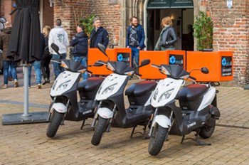 KHN's tweet photo. Succesvolle lobby #KHN: #TweedeKamer wil laten onderzoeken of de thuisbezorgmarkt wordt verstoord doordat online platforms eisen dat een horecaondernemer op zijn eigen website geen lagere prijs mag aanbieden. https://t.co/PI2eEWD0Fb #horeca #gelijkspeelveld https://t.co/JvjNMgcYaC