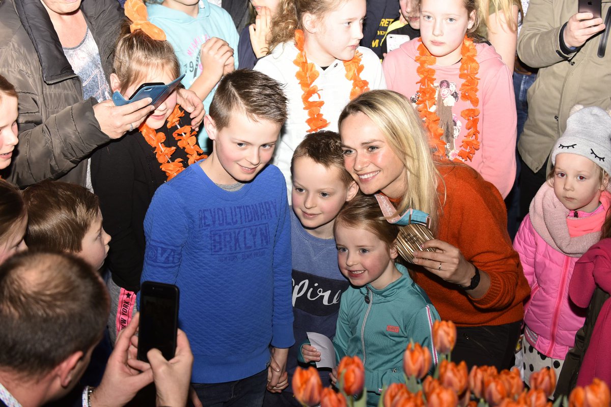 dedars's tweet image. Wat zullen er veel foto's gemaakt zijn afgelopen vrijdag tijdens de huldiging van Irene Schouten in De Dars.