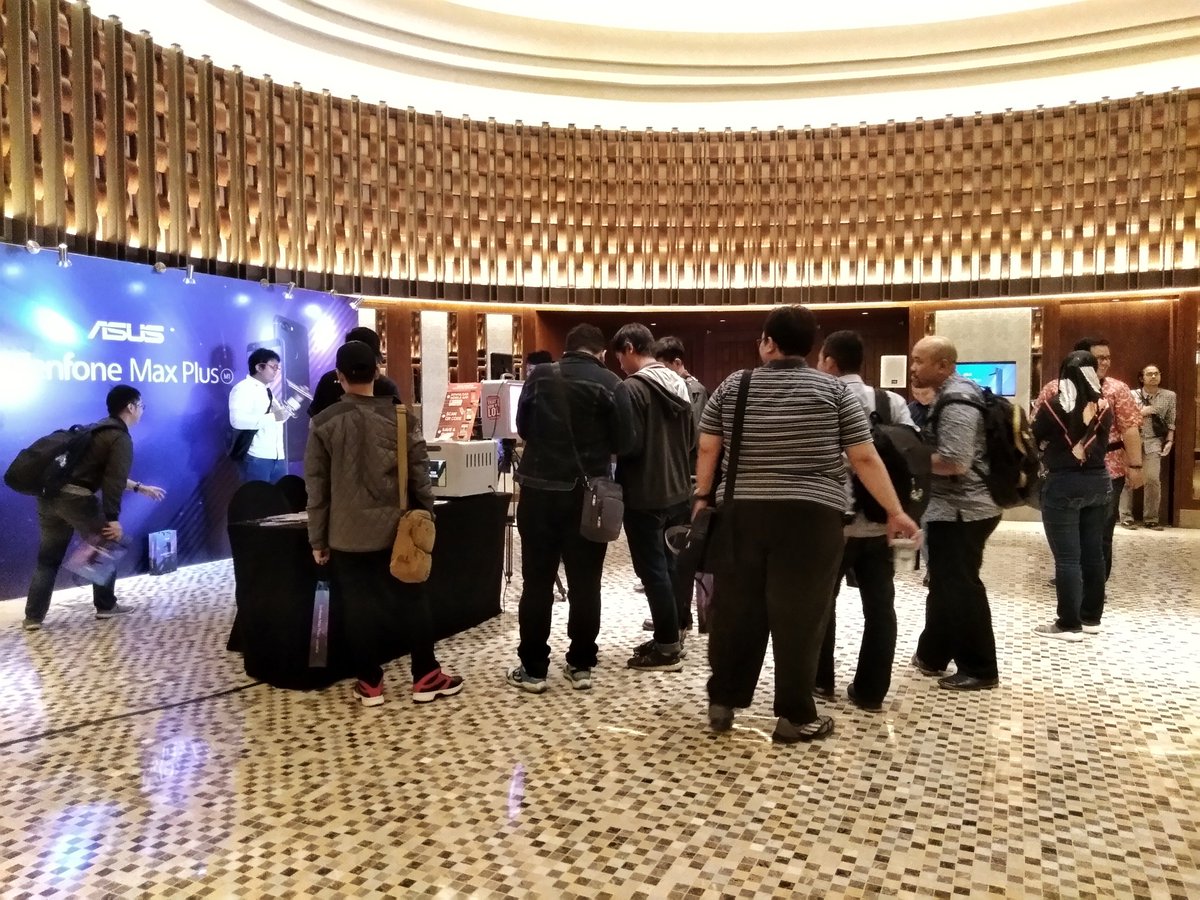 darwinations's tweet photo. Bertemu teman" ZenFans, Blogger dan Youtuber di depan Ballroom yang sedang registrasi ulang dan foto bersama. @ASUS_Indonesia @aam_thirdchild @dikki_cantona @GreyMatatabi #FullViewForYou #ZenFoneMaxPlusM1ID #ASUSAja https://t.co/lV7NdeaBJ2