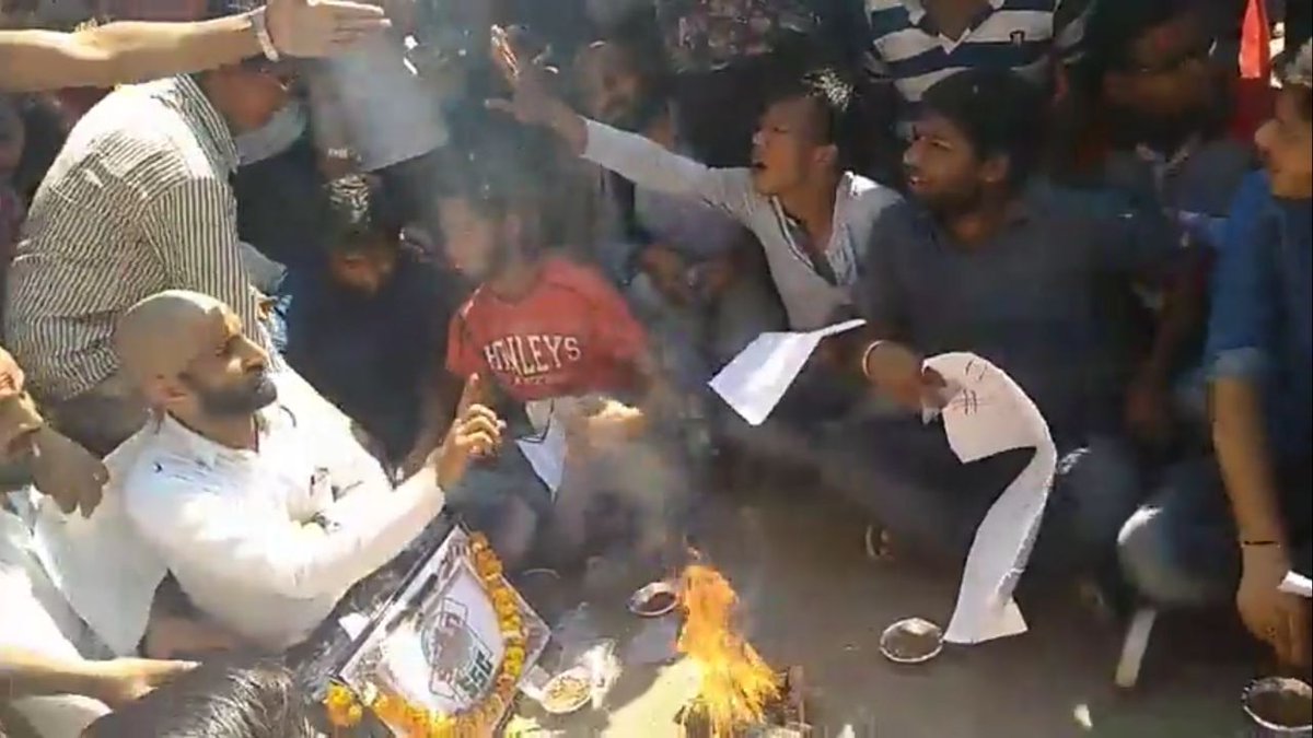 AvishKu52794824's tweet photo. #sscscam #sscscam #SSCExamScam #SSCCGLSCAM #ssc #cbi4ssc #CBI4SCC #recruitmentscam #recruitment #NDTVTopStories #SSC_SCAM #sscscam_protest_CGO_Complex #rip_ssc @ndtv @ravishndtv @ShashiTharoor @_YogendraYadav @Youth4Swaraj @AamAadmiParty @pbhushan1 @aajtak @PMOIndia https://t.co/fgke7y8viV