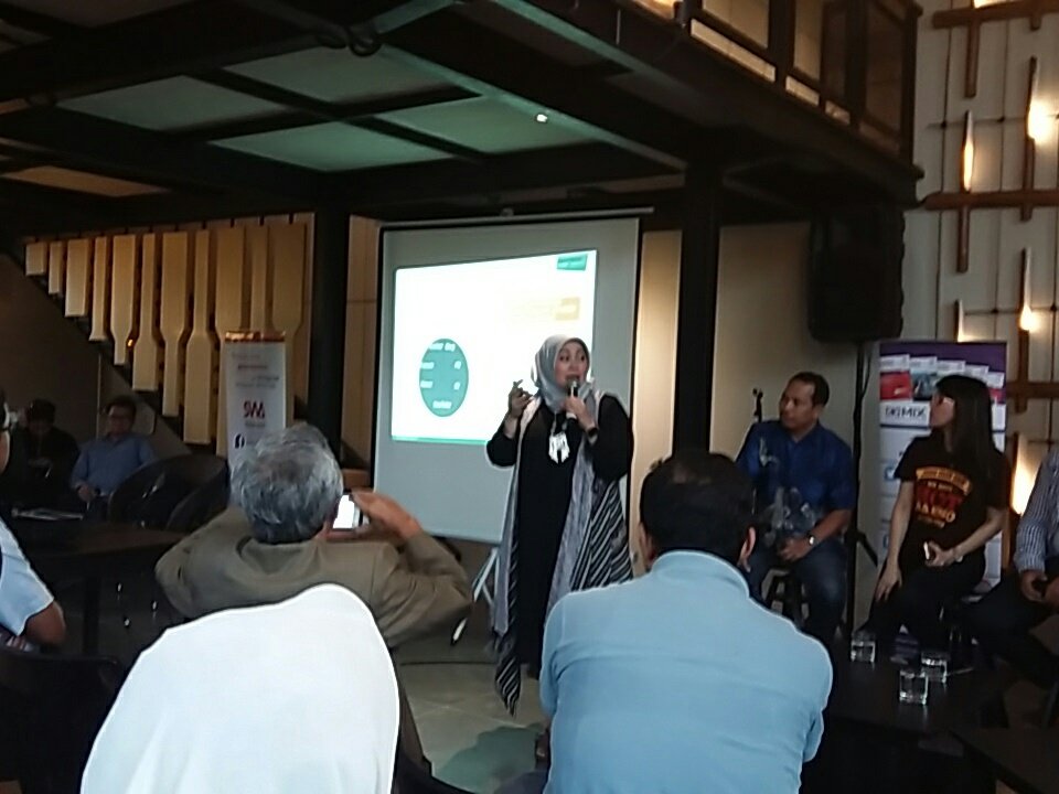 mixmarcomm's tweet photo. They trust on people not logo. Survei Nielsen: 90% responden percaya kepada people. Pentingnya #KOL @LalaArief #MIXMarcommunity in #Bandung https://t.co/p3nAjAcKLj