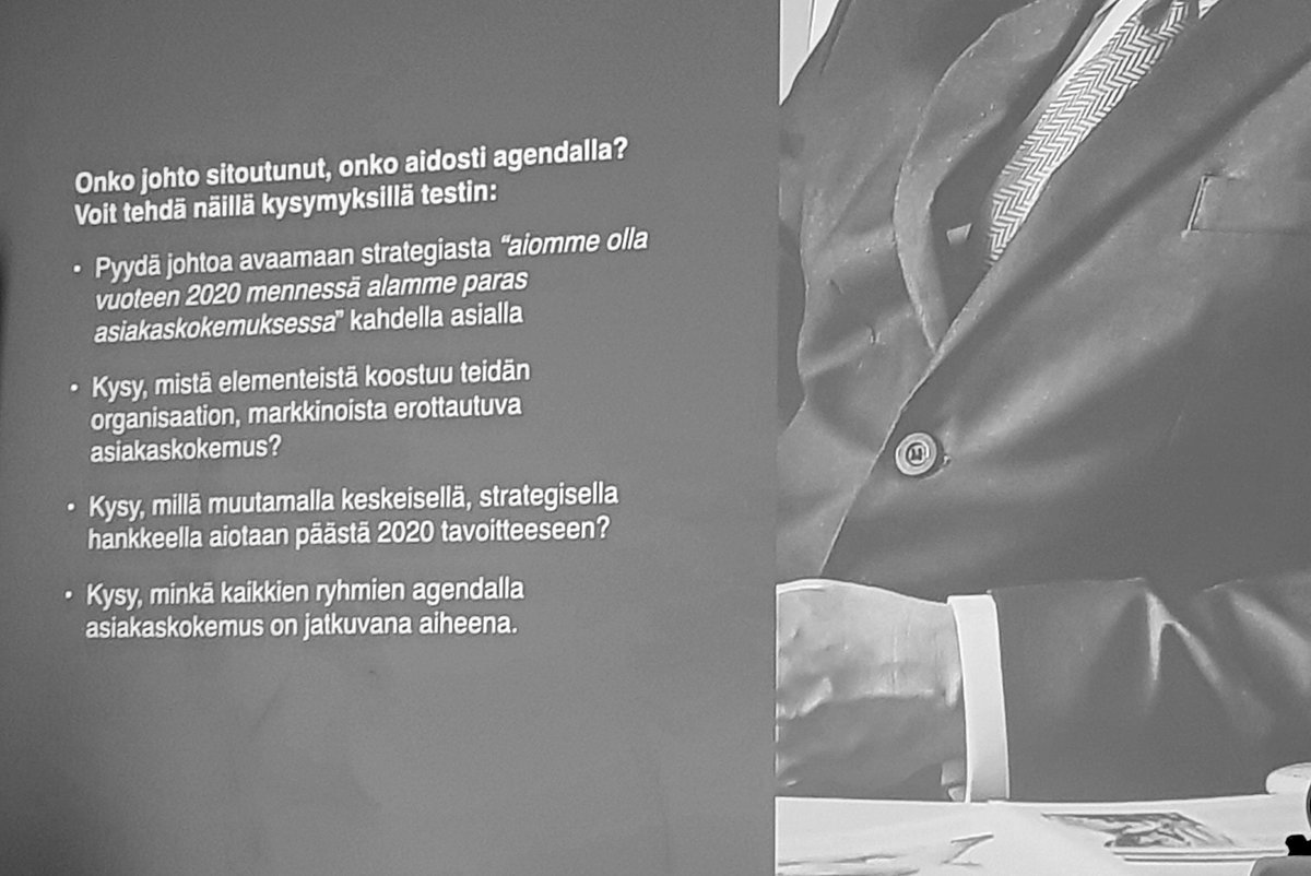 LApajalahti's tweet photo. @jaakkowaananen haastaa kysymään onko johto sitoutunut asiakaskokemusstrategiaan...
#servicedesign2018 https://t.co/BlWMuxlmMH