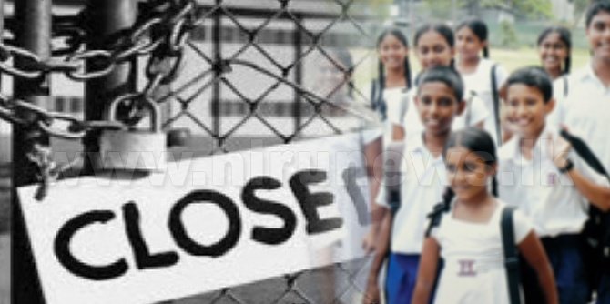 dilkiuresha's tweet photo. තැවත දැනුම් දෙනතුරු මහනුවර පරිපාලන දිස්ත්‍රික්කයේ  සියලුම රජයේ පාසල් වසා තබන බව  අධ්‍යාපන අමාත්‍ය අකිල විරාජ් කාරීයවසම් මහතා පවසයි.#lka #police #Kandy https://t.co/mdDAisyU3I