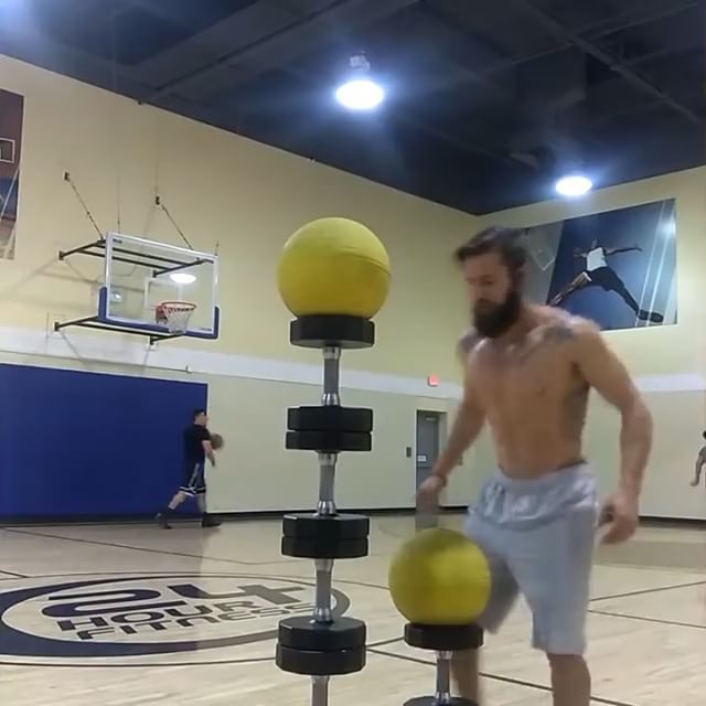 trickfarm's tweet photo. Insane balance here 😱😱😱😱👀ball on dumbbell 🚜💨💨💨#trickfarm #trickortreat  #balance #parkour #dumbbell #gymlife https://t.co/5opoIfL4KN https://t.co/6fjLoryGjo