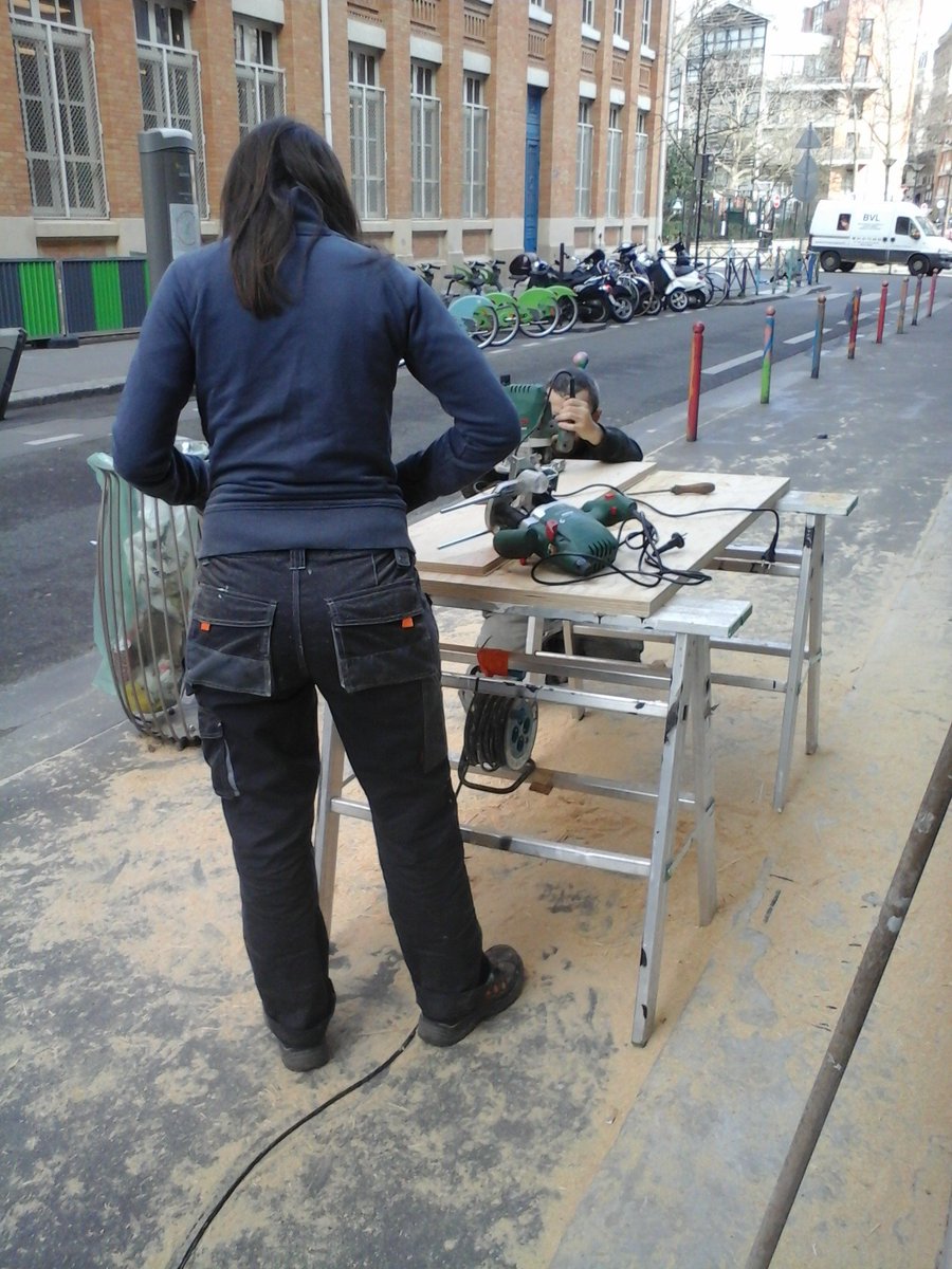 J2 du chantier "menuiserie" de nos futurs bureaux avec @cartonplein75 <a href="/alternativewalk/">Alternative Urbaine</a> <a href="/assocapacites/">capacités</a> <a href="/VIACTI/">VIACTI</a> <a href="/Biocycle_Asso/">Biocycle</a> @lecarillon_asso Merci aux <a href="/CompagnonsB/">CompagnonsBâtisseurs</a>