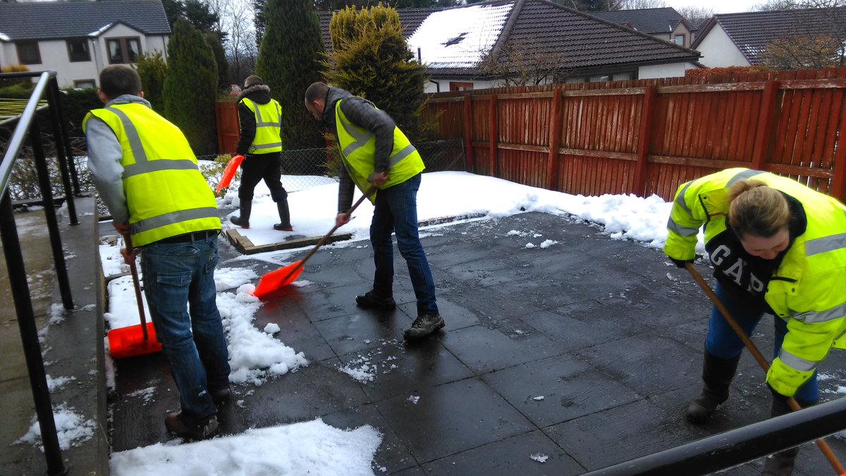 Vital snow-clearing work being undertaken by <a href="/PerthandKinross/">Perth and Kinross Council</a> Community Payback unpaid work teams outside pensioner homes in Perth this week. Local communities benefited from c1.2 million hours of unpaid work via CP Orders in 2016-17 #smartjustice #resilience #justicepriorities