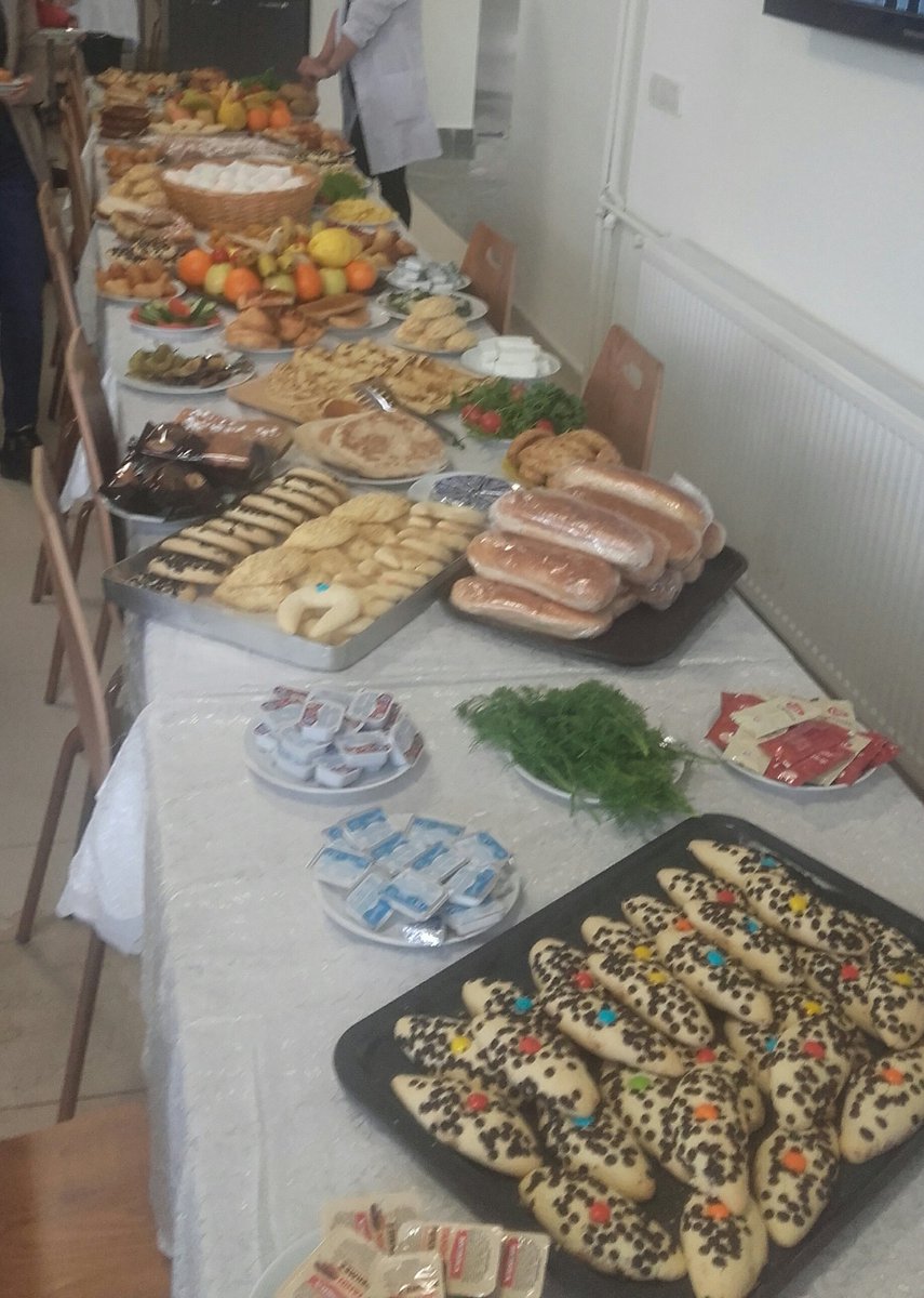 Sevgili yurdumuz kadınlar gününe özel yemekhanede ikram masası hazırlamış
ama parayla alınıyodndjsjs