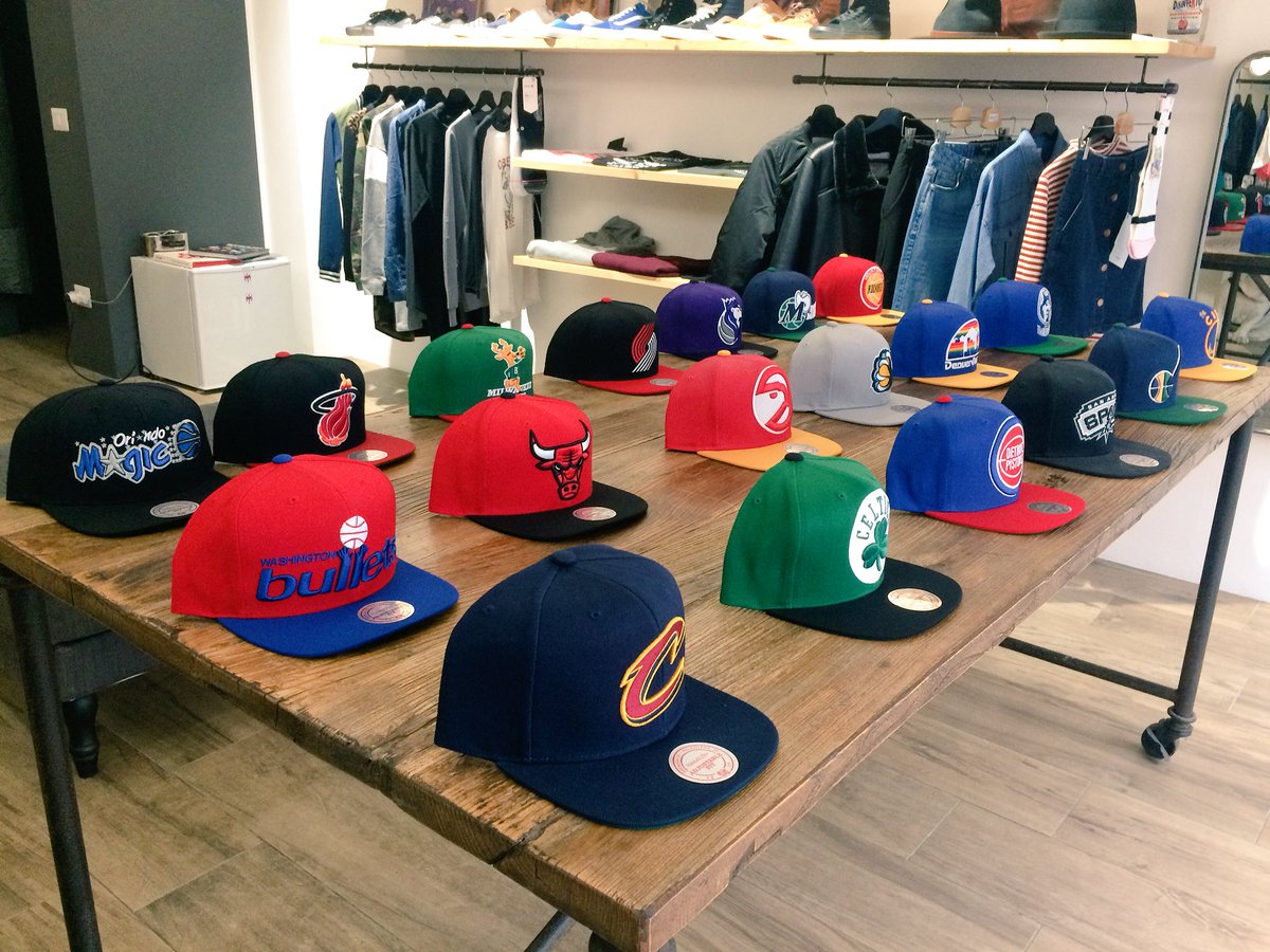 ApolloShop_it's tweet photo. East vs West? #nba #MitchellnNess #snapback https://t.co/toSgH1EYPM