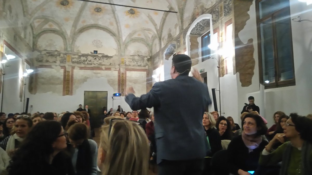 DeAScuola's tweet photo. #iDeAday Milano: HOW WE CAN SUPPORT 21ST-CENTURY LEARNERS - Russell Stannard: effective tools and techniques to engage students https://t.co/lDtEPdXGK3