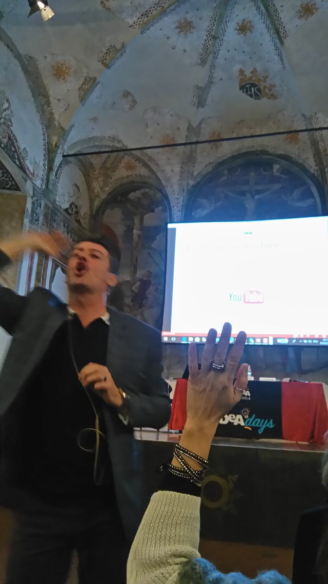 DeAScuola's tweet photo. #iDeAday Milano: HOW WE CAN SUPPORT 21ST-CENTURY LEARNERS - Russell Stannard: effective tools and techniques to engage students https://t.co/lDtEPdXGK3