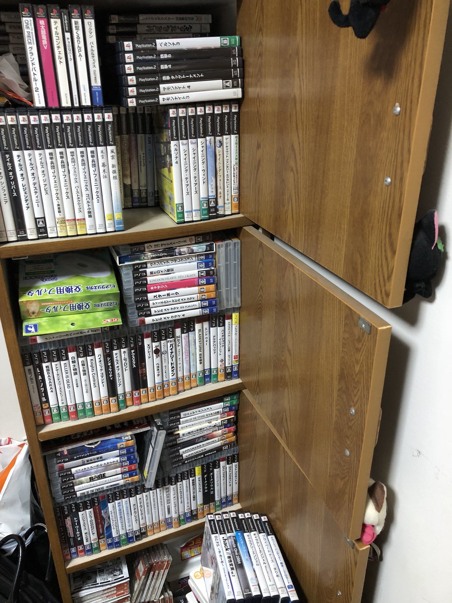 八雲 小夜コヨミレジェンダリ on Twitter &quot;俺のゲームソフト収納術 とりあえずPS関係(PS2〜4など) 新しい棚を買ったら別