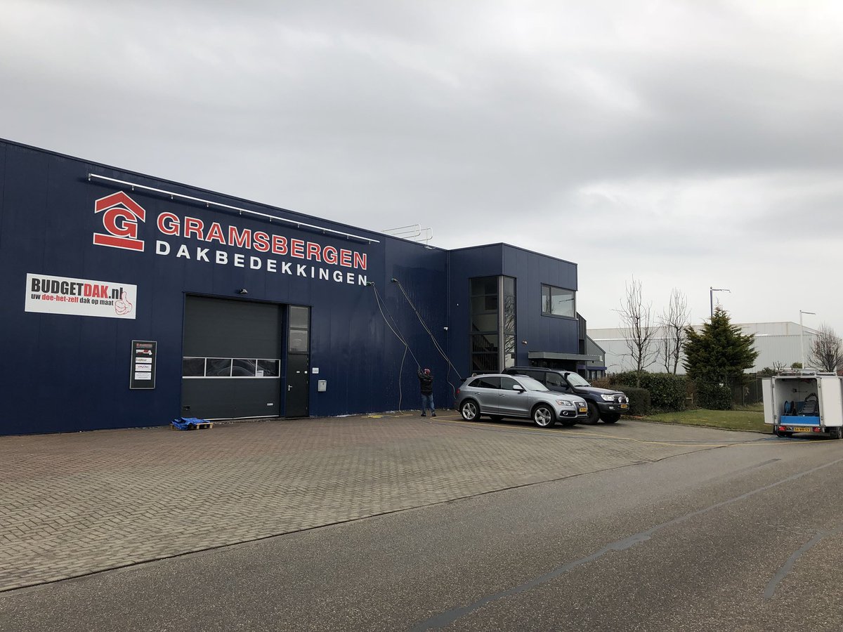 Gramsbergenbv's tweet photo. Onze gevels worden weer netjes schoongemaakt door de toppers van @eresdebv zijn alle lettertjes weer leesbaar, ook die van @Budgetdaknl https://t.co/wfWjFh3VVr