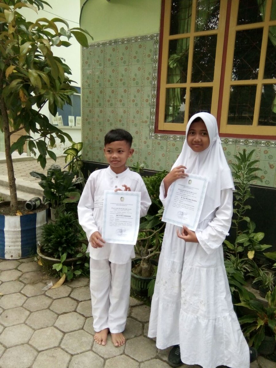 uptdblsari's tweet photo. Lomba bina kreatifitas siswa dan guru dlm rgka Hari Anak Nasional ( HAN ) th 2018 tingkt kab BWI tlah selesai dan Alhamdulillah kec Blimbingsari masih dpt nominasi yaitu MTQ pa dan pi juara 1 harapan. Semoga kedepan blimbingsari tambah maju..Aamiin.
@AzwarAnas_A3 @sulihtiyono3 https://t.co/QTip6qjGHK
