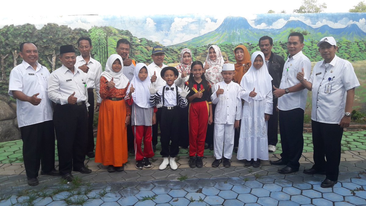 uptdblsari's tweet photo. Lomba bina kreatifitas siswa dan guru dlm rgka Hari Anak Nasional ( HAN ) th 2018 tingkt kab BWI tlah selesai dan Alhamdulillah kec Blimbingsari masih dpt nominasi yaitu MTQ pa dan pi juara 1 harapan. Semoga kedepan blimbingsari tambah maju..Aamiin.
@AzwarAnas_A3 @sulihtiyono3 https://t.co/QTip6qjGHK
