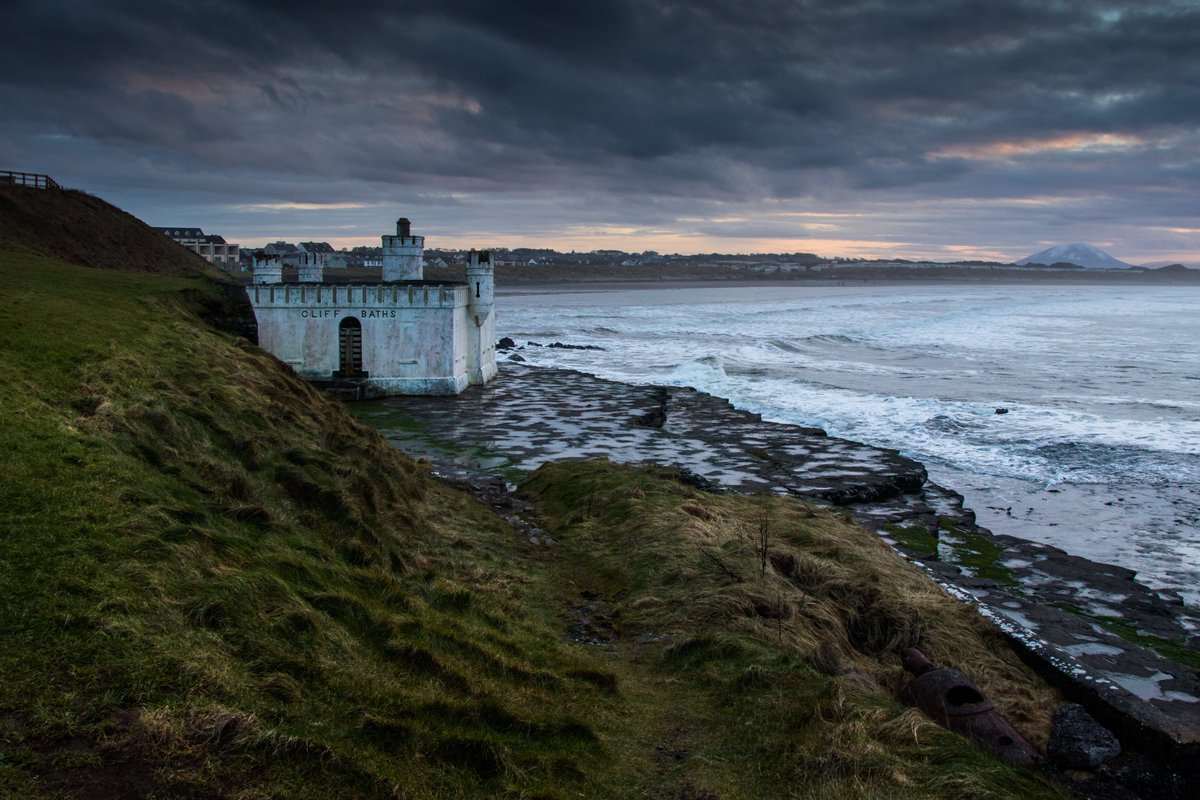 DanielStruk's tweet photo. #sligo #ireland #instaireland #enniscrone #cliffbaths #wildatlanticway #skyporn #discoverireland #ireland_gram #loveireland #sunsetlovers #irish #irishpassion #insta_ireland #cloudporn #sunsets #wanderireland #visitireland #sunsetporn #sunset_madness #igersireland #inspireland https://t.co/4If9d4fkfW