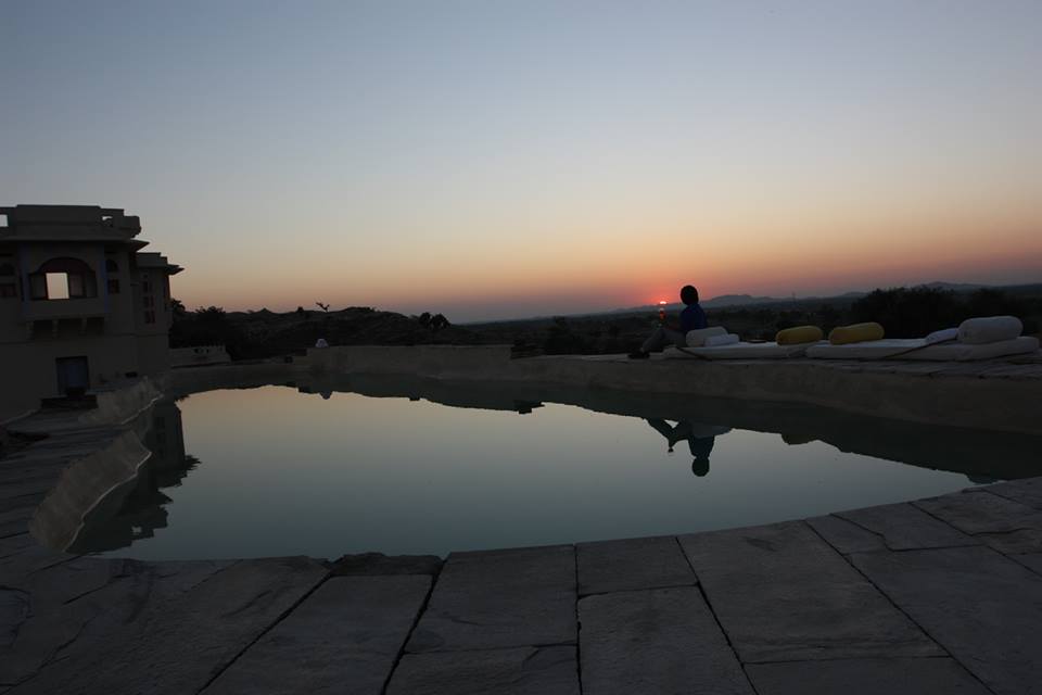SewaraTweets's tweet photo. Time for some serious reflection? Escape to #LakshmanSagar and simply slow down. #Zerokilometer #slowlife #romaticpool #privatepool #HealthyFood #lovetotravel #instagood #instadaily #allgoodvibes #holidaymood #bestswimmingpool #Staycation #hotelexperiences #Rajasthandiaries https://t.co/of6CCvpMxi
