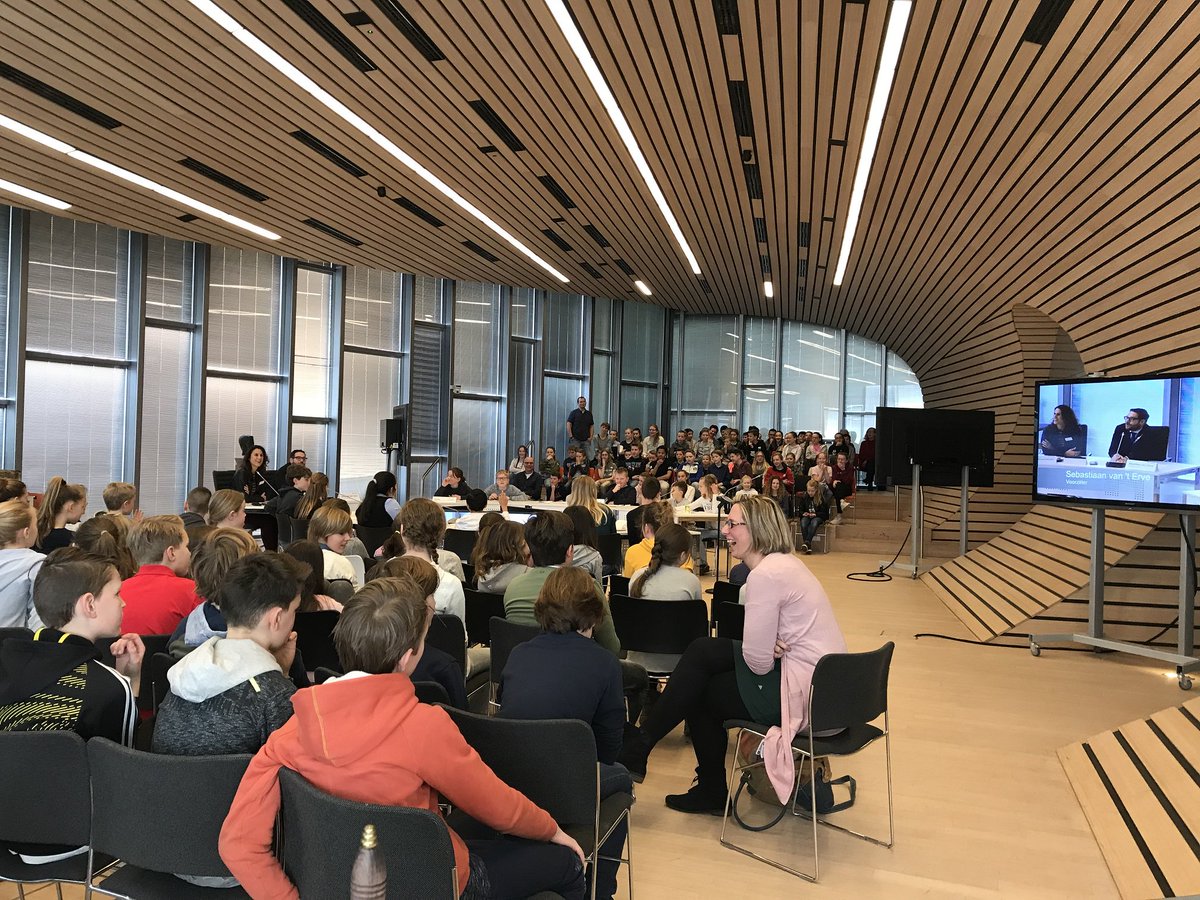 GemLochem's tweet image. Een frisse jonge raad vandaag met scholieren van 5 basisscholen uit Lochem en Laren. #Scholierenraad 2018 #welkom in het hart van de democratie!