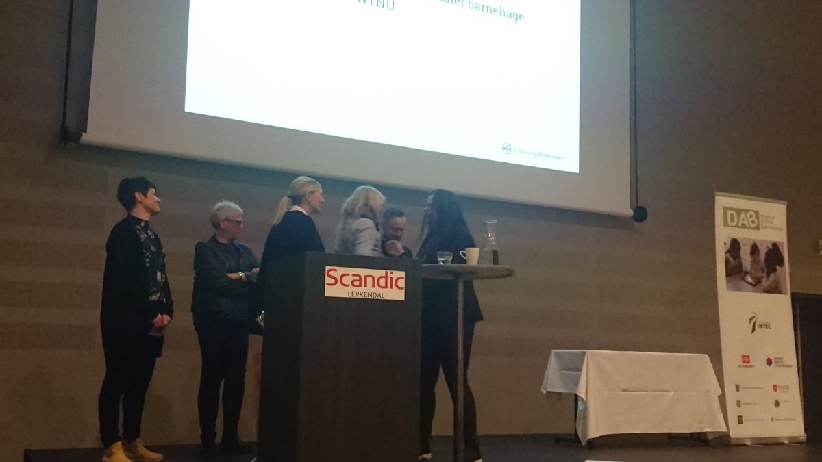 iktskole_trd's tweet photo. Gratulerer til Ila barnehage i Trondheim som vinner av den digitale barnehageprisen 2018 på #DAB2018 https://t.co/3xVWsLajSf