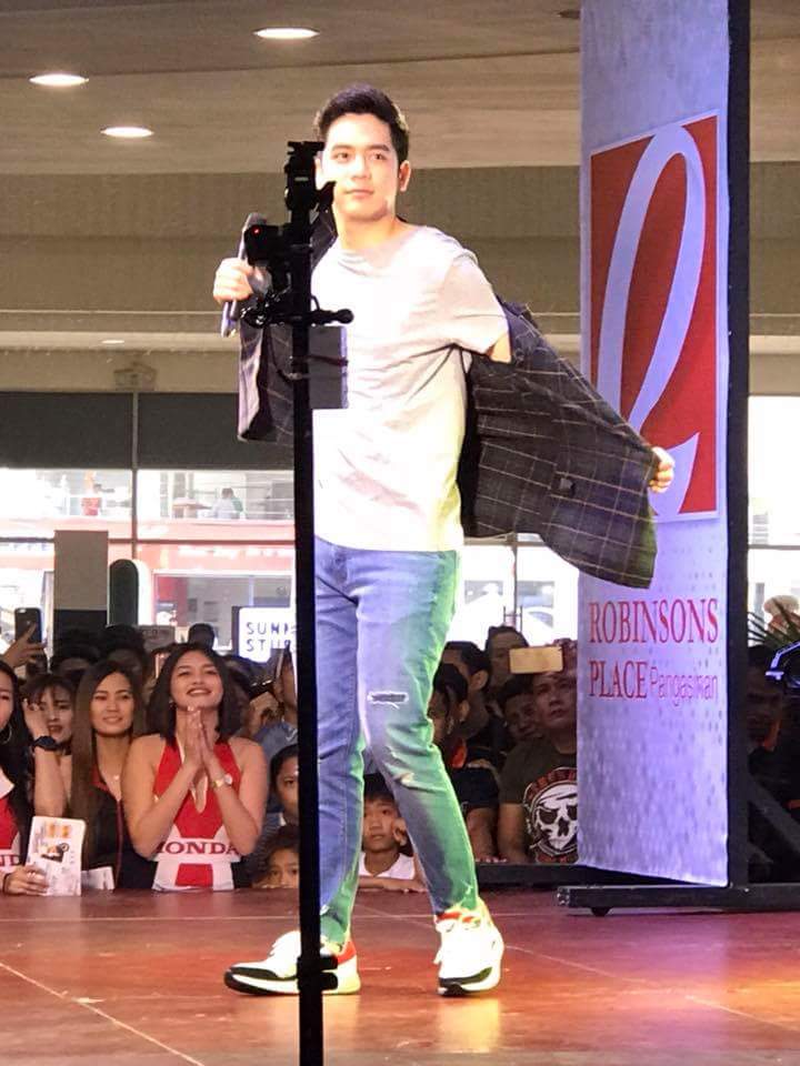 hinri01's tweet photo. Three Words to describe Joshua are:

1. Attractive
2. Hot
3. Kutsara

Why kutsara? Kasi palapit pa lang sya naka-NGANGA kana! Ansabeee!?? HAHAHAHA

#KCA #FavPinoyNewbieJoshua https://t.co/V7jqpRbnqi