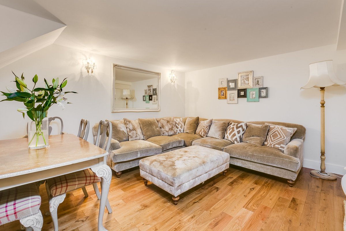 Stunning 3 bed split level flat with private garden £750,000

chestertons.com/property-to-bu…