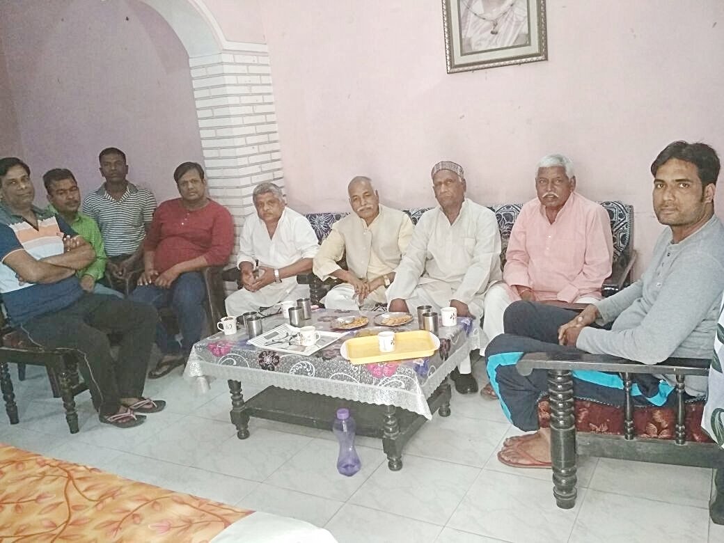 HimanshuD_'s tweet photo. उपेन्उपचुनाव लोकसभा गोरखपुर के #मैत्रीपुरम मे जनसम्पर्क के दौरान श्री योगेश्वर मिश्र जी के घर #भाजपा को वोट देने की अपील करते @BijayKDubey जी(पुर्व जिलाध्यक्ष #BJPDEORIA),महेन्द्र यादव जी,अजय दूबे जी #ramlalbjp #yogiaditynath #mahendranathpandeybjp #KalrajMishra #SHIVKUMARPATHAK https://t.co/4bOPAHqc0S