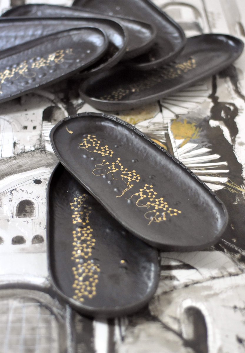 MyriamAitAmar2's tweet photo. 🌒
#mooncollection #platmoon #moon #platter #gold #handmade #ceramics #porcelain #blackporcelain #black #blackandwhite #iloveblack #ceramiclover #marieroura #marierouraphotography #photography #illustration #myriamaitamarceramics https://t.co/b7Y7XD9rAT