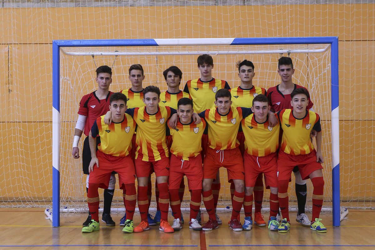 FCF_CAT's tweet photo. La convocatòria sub 16 de futbol sala que disputarà la Fase Final https://t.co/RptyNFALBN #sub16mascFS #futsal #SeleccionsCATFS https://t.co/KspuU04qAs