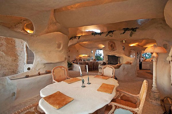RentalsPMS's tweet photo. ¡El día de la casa! Seguro que te resultará muy fácil adivinarla. Una casa hecha toda de piedra,¿a qué dibujos te suenan? Situada en una colina de Malibú y construida para hacer la serie con acotres reales. Actualmente tiene dueño, así que, la veremos en fotos. #FelizMiércoles https://t.co/oJh2zNiN09