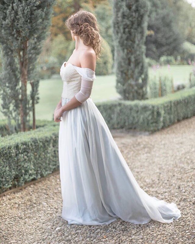 After yesterday's post all about the lovely @jessturnerdesigns we wanted to show you one of her magical pieces and her amazing technique in action. You can find her in the directory section of the boutique! .
.
.
Fine Art Photography by : @jessicadaviesphoto 
#openmyworld #w…