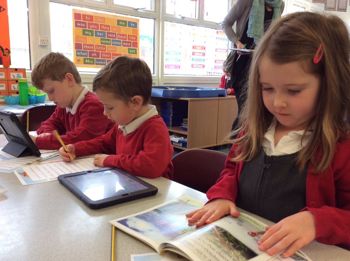 WalkingtonSch's tweet photo. Class AJK finding dinosaur facts on the Internet and in books. #stepbackintime @WalkingtonSch https://t.co/Mjg4w6byve