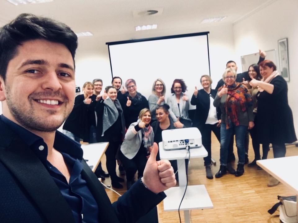 CMFriseure's tweet photo. Danke lieber Elvis K. Loreal für die tollen #Seminare für unsere #Mitarbeiter, die du #deutschlandweit gegeben hast! Wir finden, das Foto sieht nach ganz viel #Spaß aus! Daumen hoch für TOP-Motivation! Deine #CMFriseure. #loreal #matrix https://t.co/bmmKrF0Vzs