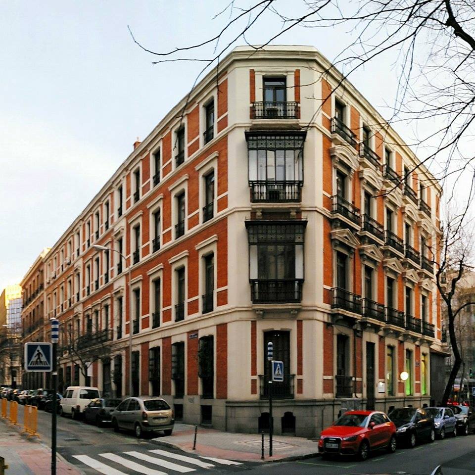 Hay un edificio en Madrid en el que pasan cosas. Muchas cosas. ¿Necesitas pistas para encontrarlo? Aquí van algunas: almacenalquianhoptimo.com/contacto/