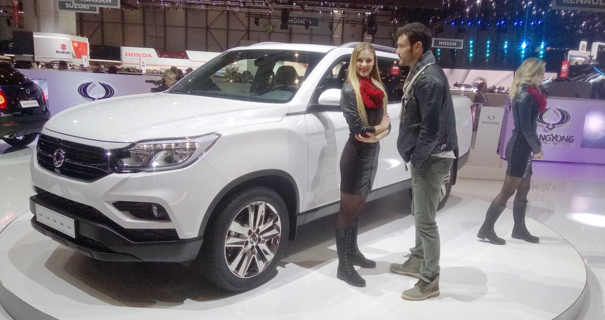 devos_alain's tweet image. #GIMSSwiss2018. Voorzichtige pogingen om zowel mooie mannen als dito vrouwen op een salonstand te zetten. #SSangYong bijt de spits af. @Autowereld_be
