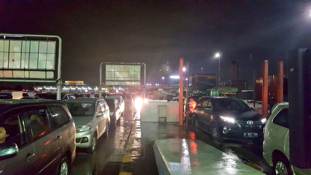 TMCPoldaMetro's tweet photo. 19:58 Imbas penanganan kecelakaan Truk di KM 38, Tol Cikunir (KM 9) arah ke Cikampek lalin padat. @mamacksatu https://t.co/Yb7ubvEIHi