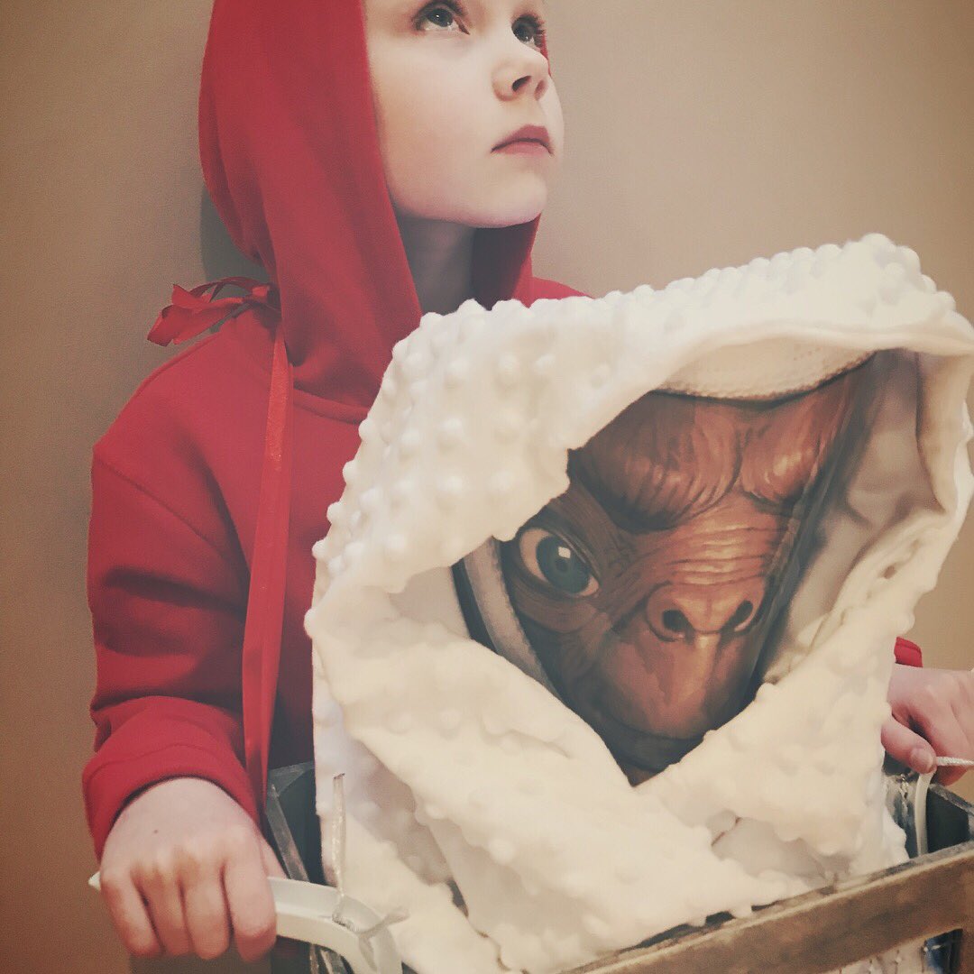DebbieColelacey's tweet photo. Waiting for the spaceship 🚀 E.T phone home☎️👽❤️ #worldbookday #space #alien #E.T #phonehome #spaceship #loveher @PhoenixStPeter https://t.co/kw45pwpkMi