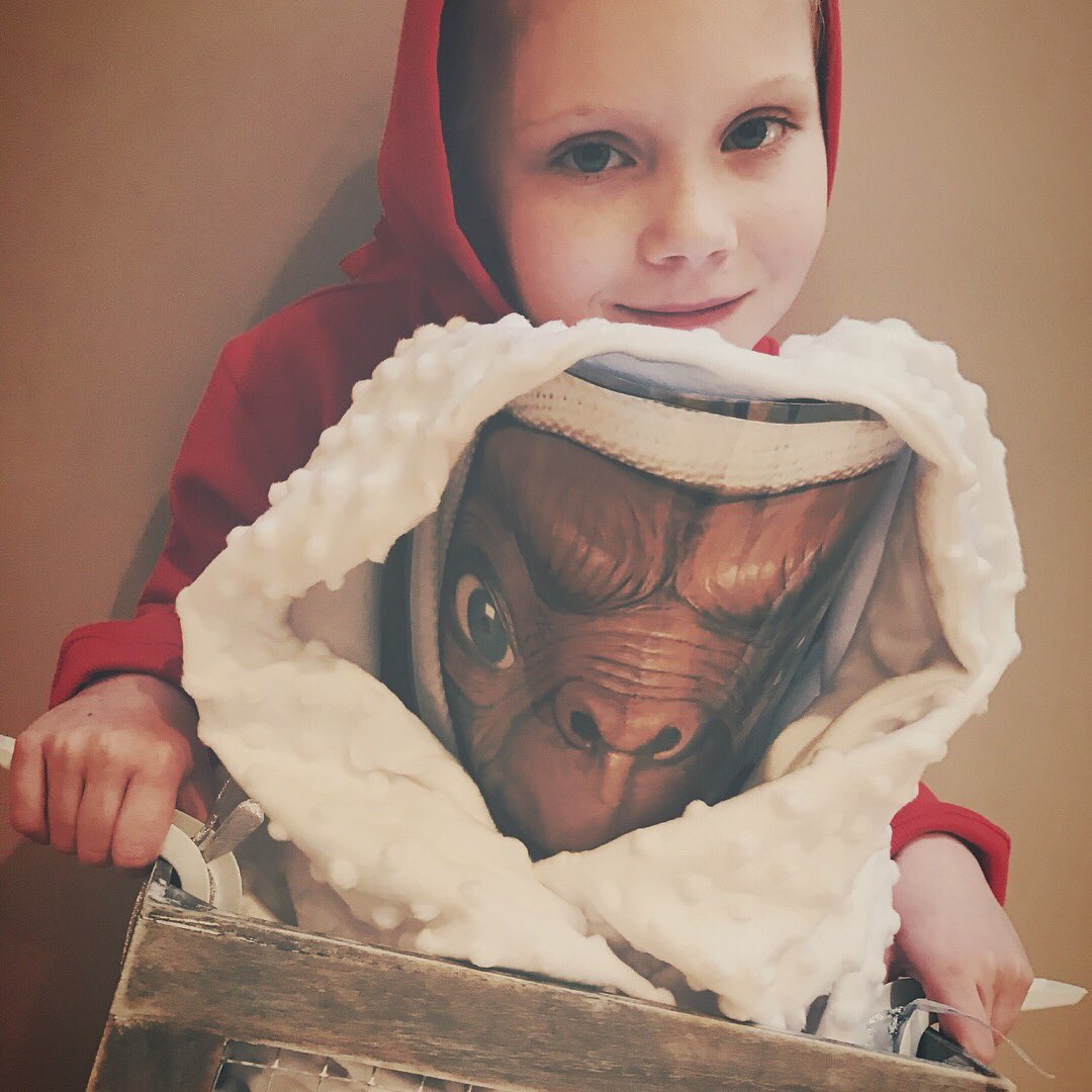 DebbieColelacey's tweet photo. Waiting for the spaceship 🚀 E.T phone home☎️👽❤️ #worldbookday #space #alien #E.T #phonehome #spaceship #loveher @PhoenixStPeter https://t.co/kw45pwpkMi
