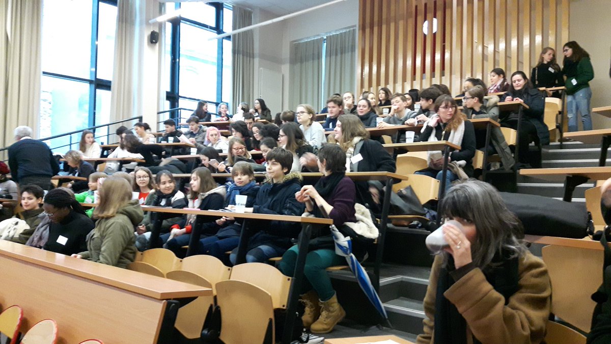 ClemiParis's tweet photo. M. Bianco proviseur du lyc. Montaigne de l'@Academie_Paris ouvre les #R2J2 ac 100 journalistes jeunes et appuie la prise de parole spontanée des jeunes pour la démocratie. Belle journée en perspective par @ClemiParis @asso_jetsdencre @clemicreteil @clemiversailles @jlabyperdir https://t.co/2isZJ2m7WO