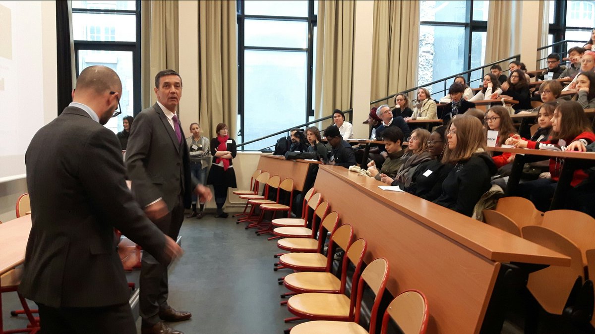 ClemiParis's tweet photo. M. Bianco proviseur du lyc. Montaigne de l'@Academie_Paris ouvre les #R2J2 ac 100 journalistes jeunes et appuie la prise de parole spontanée des jeunes pour la démocratie. Belle journée en perspective par @ClemiParis @asso_jetsdencre @clemicreteil @clemiversailles @jlabyperdir https://t.co/2isZJ2m7WO