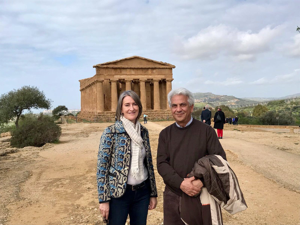 mecountryman's tweet photo. Eccomi con l’architetto Giuseppe Parello, direttore del @ParcodeiTempli, davanti al Tempio di Ercole - tra i templi meglio conservati di tutto l’Occidente greco. Amazing! 😍🏛 https://t.co/oCKcLrB4HY