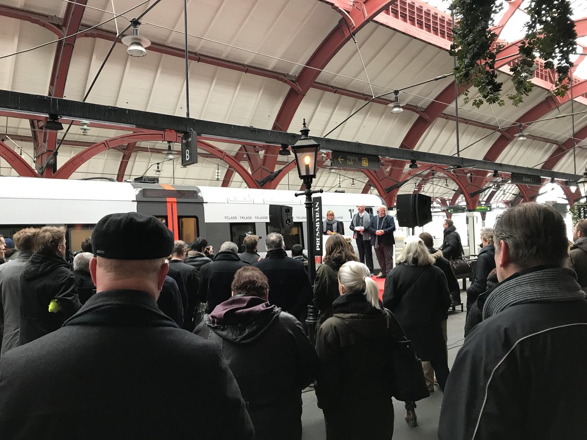 l_sandell's tweet photo. Vilka fina och fräscha tåg!!Invigning av nyrenoverade #öresundståg #malmöC #kollektivtrafik https://t.co/Ejy2V3kiUE