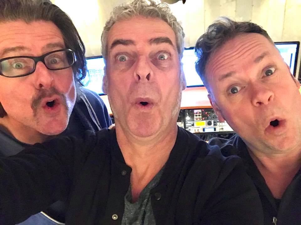 Enge Buren vandaag 2 maal op de radio om de titelsong van ons lopende  theaterprogramma 'Vreemde Vogels' ten gehore te brengen! Vanmiddag bij Eric van den Berg Omroep Gelderland live, vanavond bij Volgspot NPO radio 5 de studioversie opgenomen bij <a href="/TudorStudio1/">Tudor Rutjes</a> Luisteren dus!