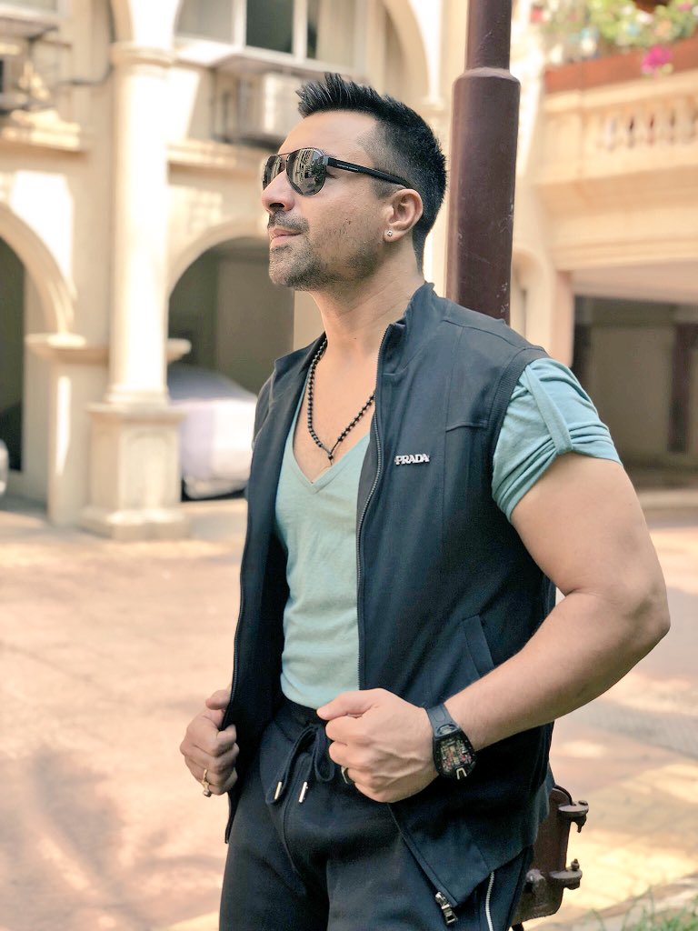 AjazkhanActor's tweet photo. Black and white now I will b politically correct 😘💪🏼 I lost so much with honesty ✊️Jaisha Desh waisha bhesh 🇮🇳🇮🇳 https://t.co/MH83Wv8J2u