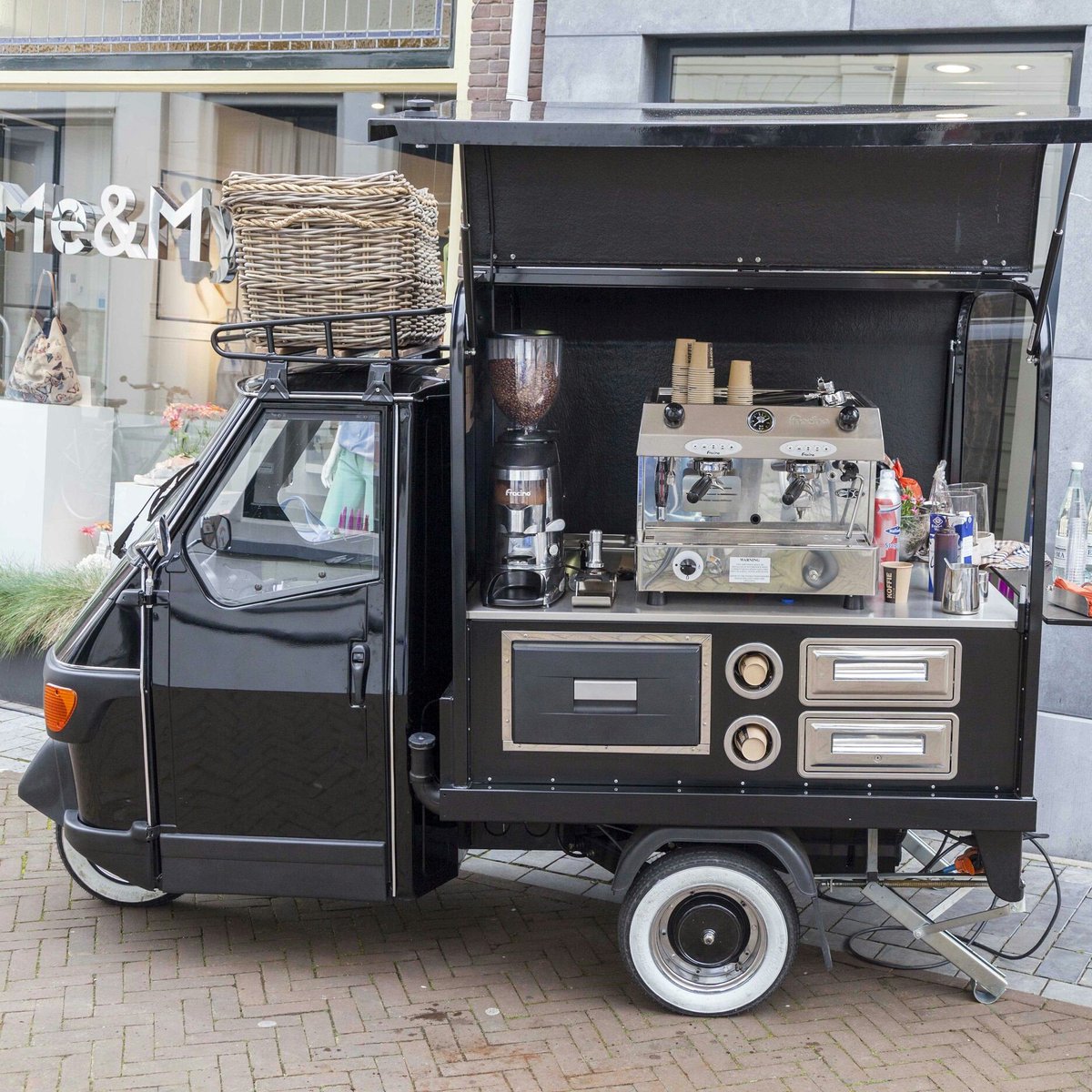 DickvdSchans's tweet photo. Heb je goed idee over #maatschappelijke thema's in #denhaag? Kom 8 mrt in middag langs voor heerlijke bak koffie bij @dekronkel_425 We staan er met een echte Barista tuk tuk. Of ga naar https://t.co/fzZNgO6Dwx https://t.co/USnygszVFv