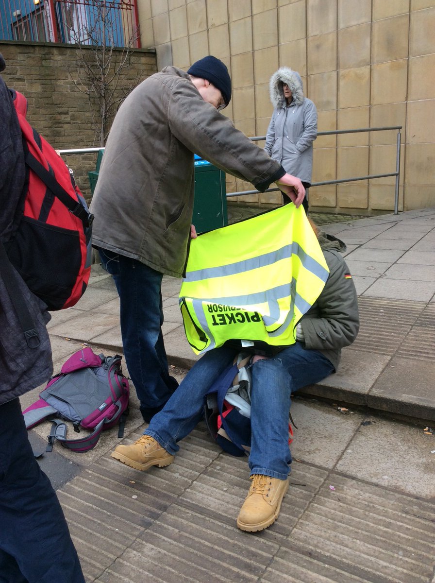 Signing up a new member on the picket line yesterday (with added rain protection). We’ll be happy to do so today and tomorrow too - please come and join us! #USSstrikes