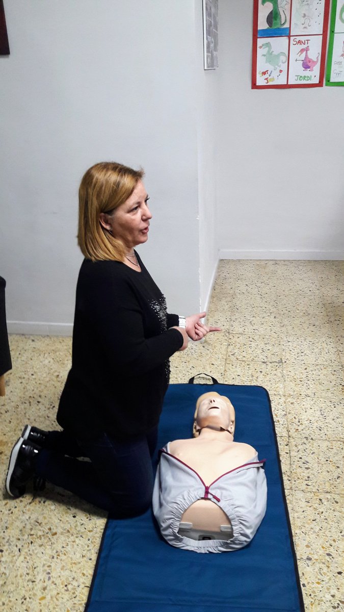 jordimgali's tweet photo. Hoy hemos vuelto a @EscolesRoca para dar una charla sobre #cardiología y #muertesúbita de la mano de @aemsjoseduran7 con @DrJTriasDeBes y Pilar Guarasa, en el marco del proyecto I+D #Cardiopredict de @FQuaes y #Ascires https://t.co/L3wLKPqbtX