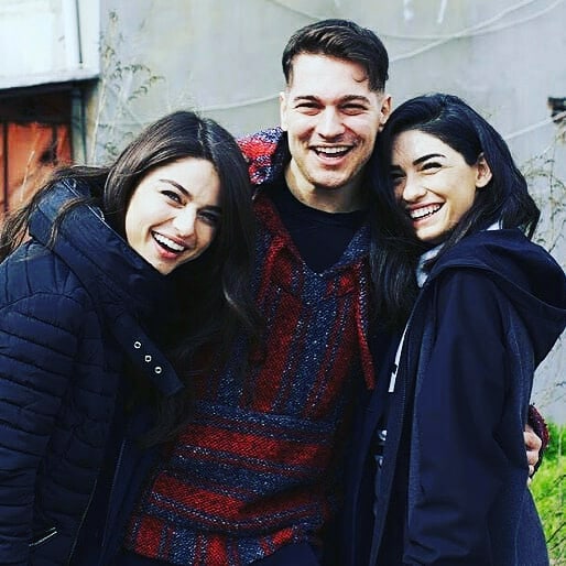 dailymagazincom's tweet photo. ÇAĞATAY ULUSOY HAZAR ERGÜÇLÜ VE AYÇA AYŞİN TURAN'LI DİZİ İÇİN GERİ SAYIM! "Tarihte kendisine verilmiş gizli bir görevle İstanbul’u korumak zorunda olduğunu öğrendikten sonra tüm dünyası altüst olan Hakan'ın serüvenini anlatıyor."

#çağatayulusoy #hazarergüçlü  #ayçaayşinturan https://t.co/DyagYhLeQh