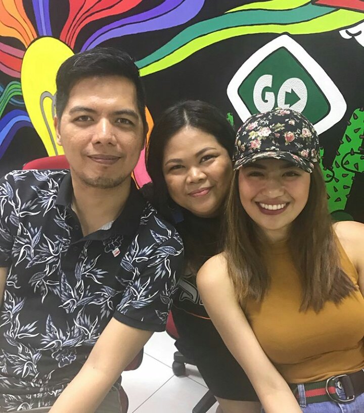 sincex2013's tweet photo. Julie with the cast of #MyGuitarPrincess © maeybautista https://t.co/9ppo7vF5Bv